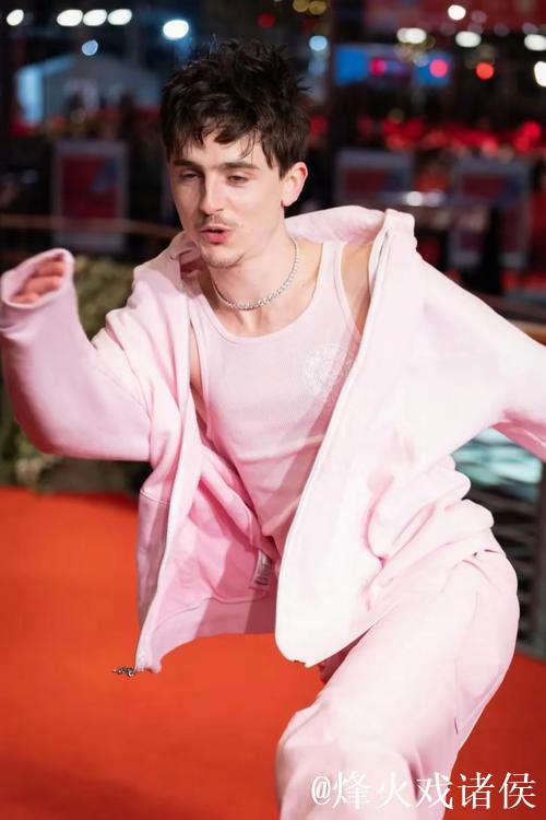 好莱坞明星“甜茶”全红造型出街，戴拜仁手套引关注