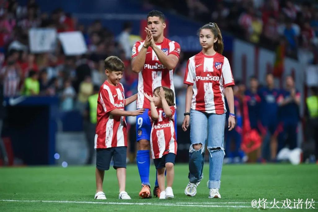 苏亚雷斯印度行遇小女孩穿裆抢圈,一脸震惊后热情互动 苏亚雷斯印度行遇小女孩穿裆抢圈,一脸震惊后热情互动